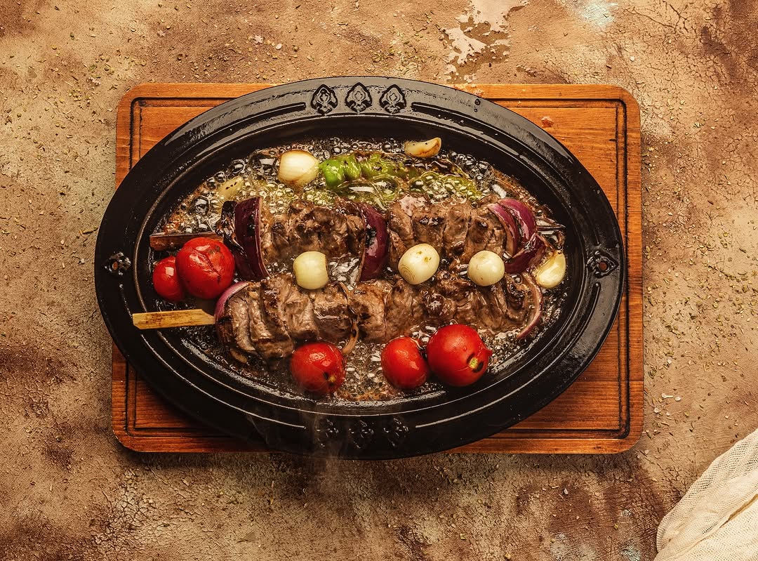 jagnięce-szaszłyki-z-pieczonymi-warzywami