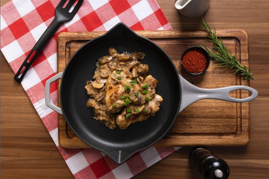 kotlety-z-grzybami-w-patelnia-zeliwna